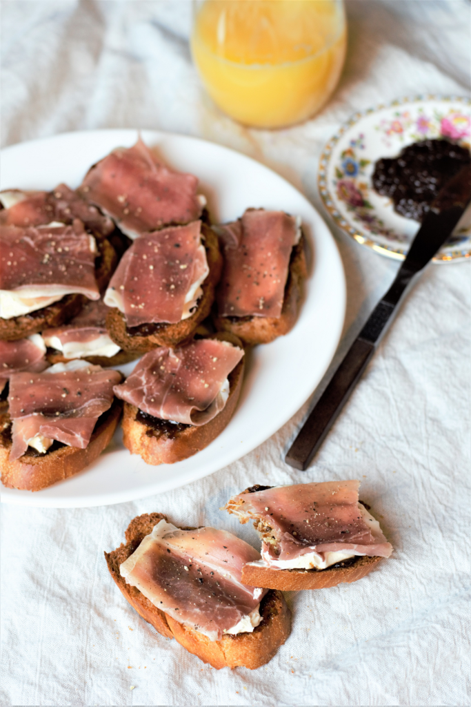 Fig & Prosciutto Bruschetta | Mountain Cravings